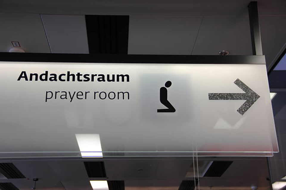 Посольство ОАЭ просит выделить помещения для молитв мусульман в столичных аэропортах